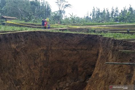 Lubang noun burrow, cavity, hole, pit. Lubang raksasa muncul di areal persawahan Sukabumi ...