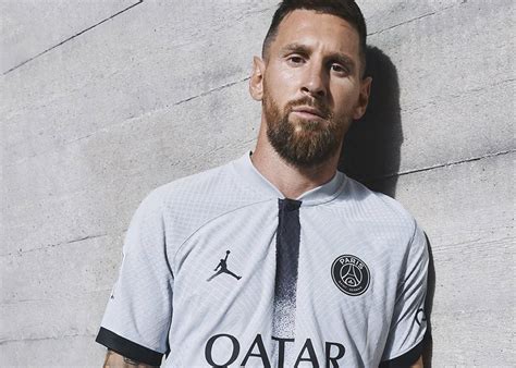 el psg presentó la nueva camiseta alternativa con lionel messi y mbappé a la cabeza y una