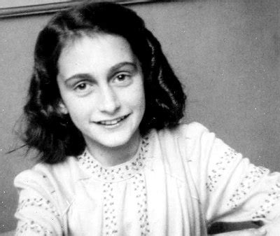 Pored svojih tajni, strepnji, nadanja i doživljaja, ona u dnevnik bilježi i kratke priče i prikuplja citate i lijepe rečenice drugih pisaca. Biografía de Ana Frank - ¡Te contamos su HISTORIA!