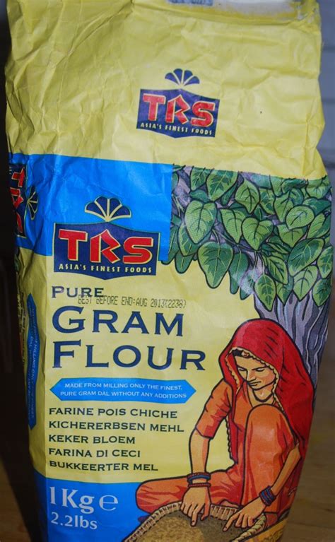 Mix together the chickpea flour, turmeric and smoked paprika with a third of the water into a paste. Gram flour - Kikertmel - Indisk Vegetarmat