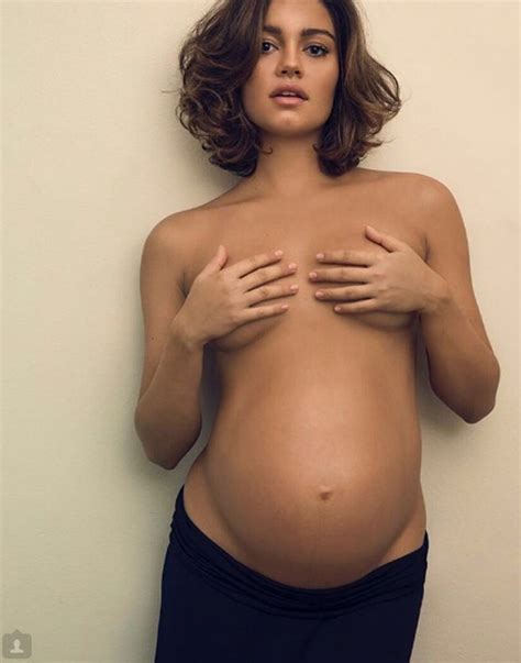 Sophie Charlotte relembra gravidez com foto de topless Ser mãe é dor