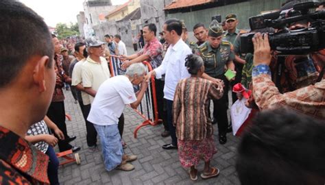 Mudik Ke Solo Presiden Jokowi Bagikan Sembako Untuk Warga Foto