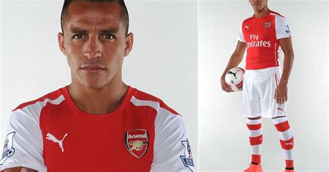 Pictured New Signing Alexis Sanchez Rocks Arsenals New Puma Kit For The First Time Mirror Online
