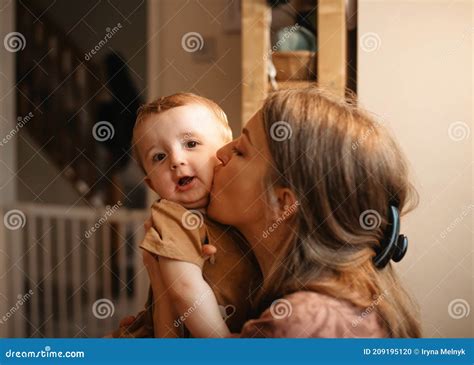 Madre Besando Y Abrazando A Su Hijo Foto De Archivo Imagen De Hijo