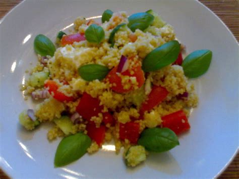 Lämmitä punajuurimehu kädenlämpöiseksi ja lisää joukkoon lisää joukkoon murennettu hiiva, suola, öljy, rakuuna ja tattarijauhot, sekä gluteeniton jauhoseos. Cous cous-salaatti - Resepti | Kotikokki.net