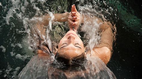 Try The Water Yoga Trend 6 Aqua Yoga Poses Water Yoga Poses Water