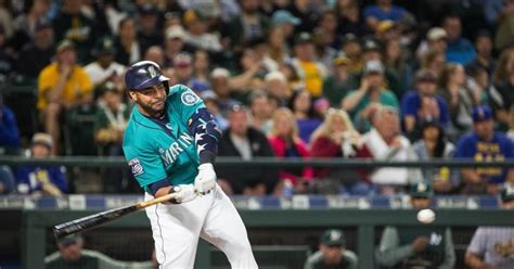 Nelson Cruz Takes Deserved Bow After Hitting Homer No 300 And Helping