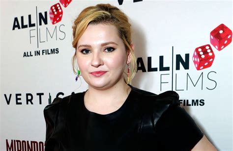 abigail breslin accused classified co star aaron eckhart of aggressive demeaning and