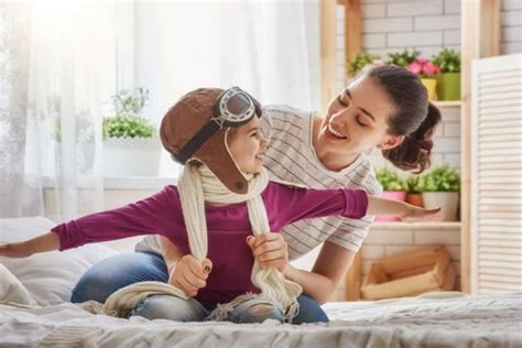 ومع اقتراب موعد العيد mothers day العالمي تختلف طرق الاحتفال مع الأم في يومها، بالبعض يفضل أن يقوم بتقديم هدية عيد لوالدته مع ورد. كروت عيد الام يدوية الجواب