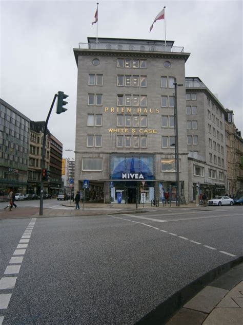 Das pflegeangebot umfasst sowohl revitalisierende kurzanwendungen, als auch wohltuende ganzkörpermassagen und pflegende kosmetikbehandlungen. Bild "NIVEA-Haus" zu Jungfernstieg in Hamburg