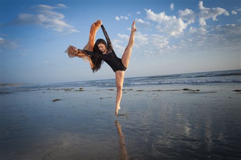 Dance Photographers Holly Ireland Photography With Issy At The Beach In