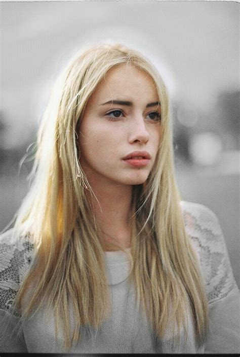 Pin By Allison On Pictures Blonde Hair Brown Eyes Blonde Hair Girl