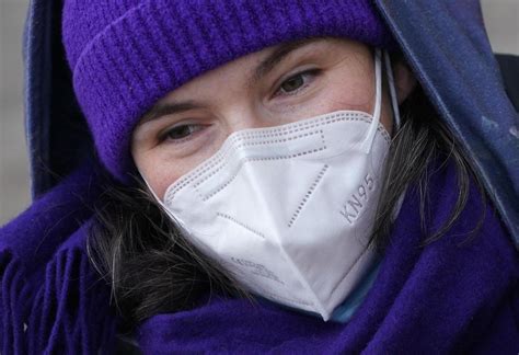 Le masque ffp2 (filtering facepiece, littéralement « pièce faciale filtrante ») de seconde classe, est un modèle de masque de protection autofiltrant de type jetable utilisé pour filtrer 94 % des particules en suspension dans l'air. Protection contre le Covid - Imposer le masque FFP2? Les ...
