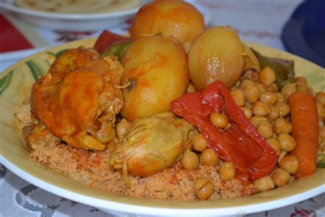 Couscous can make a great base for a balanced meal. Plat principal : couscous au poulet de la cuisine tunisienne