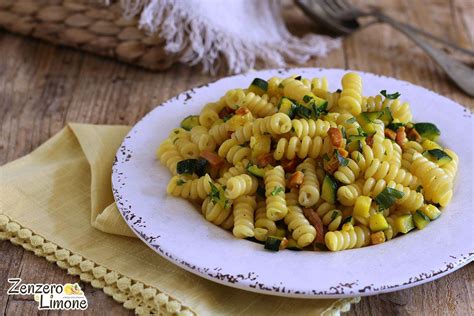La ricetta semplice e veloce delle crepes di zucchine ripiene di formaggio filante: Pasta zucchine speck e zafferano | Zenzero e Limone ...