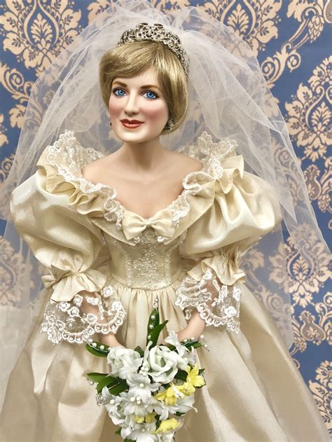 Dianas hochzeitskleid wurde im safe eingeschlossen. Lady Diana portrait porcelain bride doll Franklin Mint ...
