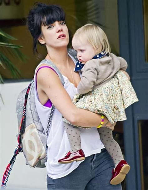 Lily Allen Daughter Marnie Lily Allens 2 Year Old Daughter Likes To Visit The Pub Angin