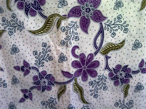 Batik merupakan seni lukis menggunakan kain bergambar yang memiliki pola dan cara. Macam Batik Flora dan Penjelasannya - Batik Indonesia