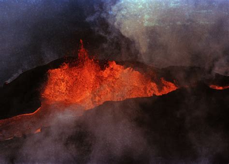 Worlds Largest Active Volcano Mauna Loa Erupts In Hawaii