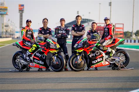 Aprilia mengaku bahwa mereka merekrut valentino rossi dulu bukan karena skill, melainkan karena faktor ayahnya. Aprilia Racing Team Gresini Memperkenalkan Aprilia RS-GP ...