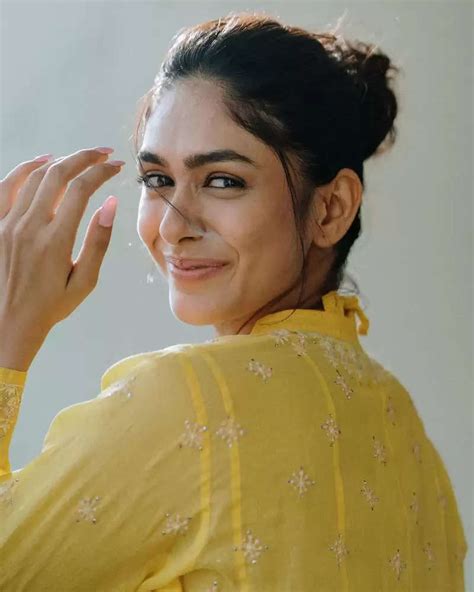 Photo Gallery Mrunal Thakur Showed Her Desi Look In The Latest Photoshoot See Her Beautiful