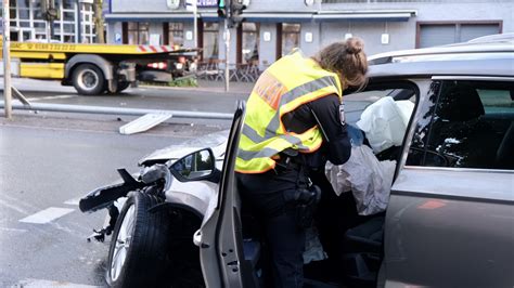 Auto Prallt Gegen Laternenmast Mitfahrerin Verletzt Foerde News