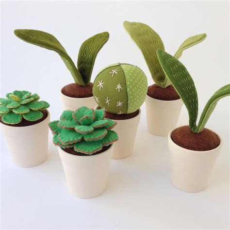 full tutorial how to make tiny cactus needle felt 니들펠트를 처음 해보시는 분들도 어렵지 않게 따라하실 수 있는 미니선인장 만들기 diy영상입니다. 187 curtidas, 33 comentários - Leslie Lou (@loveleslielou ...