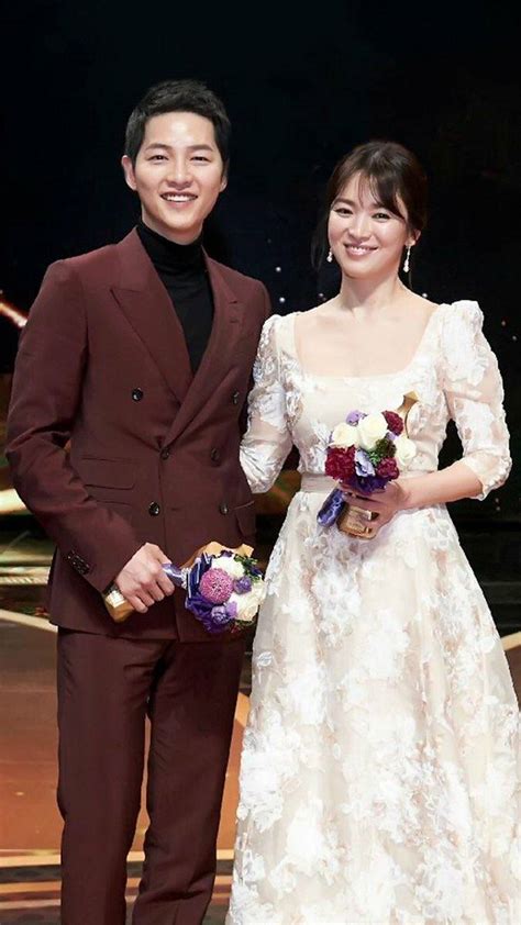 Song joong ki and song hye kyo are officially getting married in october (halloween day, to be exact). Song Hye Kyo and Song Joong Ki Look Like They Could Be A ...