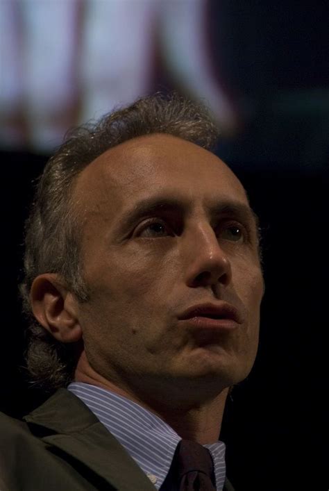 Franco travaglio (torino, 5 agosto 1972) è un regista, compositore, librettista, autore e studioso di musical contemporaneo italiano che ha lavorato con artisti come andrew lloyd webber, dario fo, saverio marconi, tato russo, fiamma izzo. MARCO TRAVAGLIO AGGREDITO DA UNO SCIAME DI POST-IT | Lercio