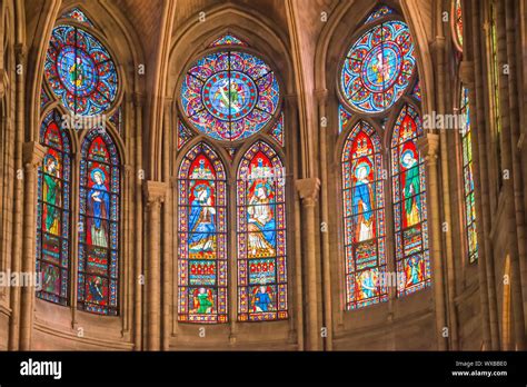 Kirchenfenster Von Notre Dame De Paris Stockfotografie Alamy
