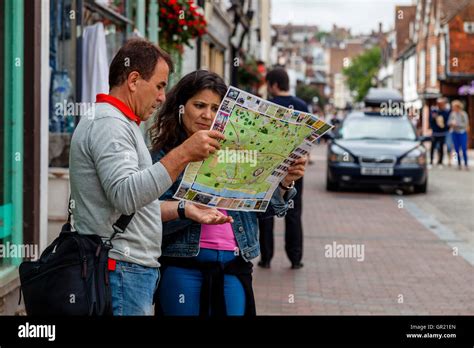Turistas Mirando Mapas Fotos E Im Genes De Stock Alamy