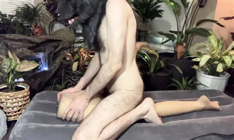 戴着狼面具的毛茸茸的未割包皮白人在丛林中与娇小的下半身性玩偶进行激烈的性爱 xhamster