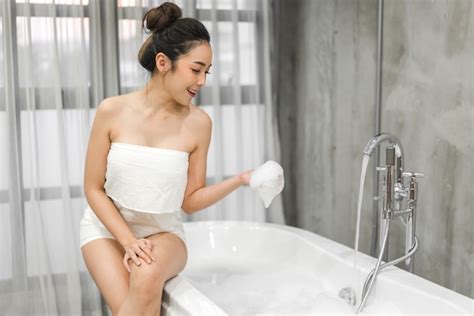 Retrato Bela Jovem Asiática Relaxar E Tomar Um Banho Na Banheira No Interior Do Banheiro Foto