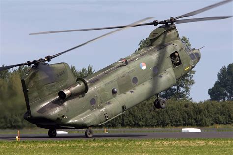 Boeing CH-47 Chinook of RNAF Unusual Takeoff - AERONEF.NET
