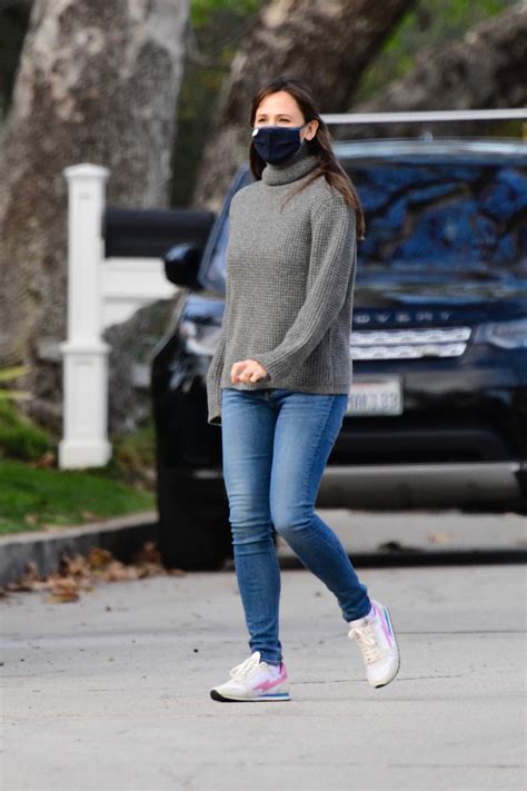 Jennifer Garner In Skinny Jeans Seen In Her Brentwood