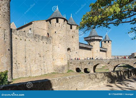 Entrada Al Castillo En La Famosa Ciudad Amurallada De Carcassonne