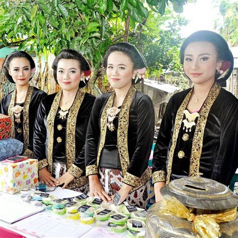 8 Daftar Pakaian Adat Yogyakarta Moderngagrak Lurik And Penggunaan