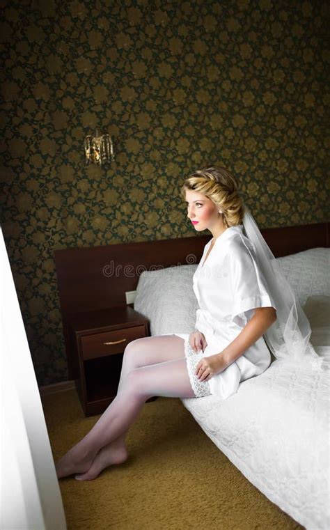 Schöne Braut In Der Weißen Wäsche Die Auf Bett In Ihrem Schlafzimmer