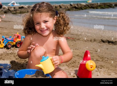 Kleines Mädchen Zubereitung von Tee mit Sand am Strand Caorle