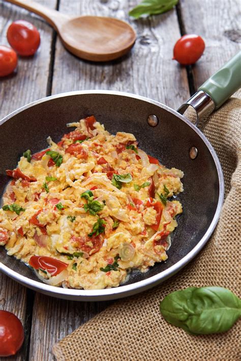Ideali per una cena veloce ma nutriente e piena di gusto che conquisterà. Uova strapazzate al pomodoro - Basilico Secco