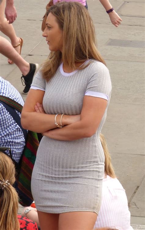 Hermosa Mujer Vestido Corto Y Entallado En El Parque Mujeres Bellas En La Calle