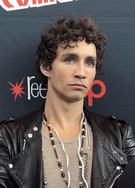 Where does the actor who plays klaus hargreeves live? Robert Sheehan - Wikipedia