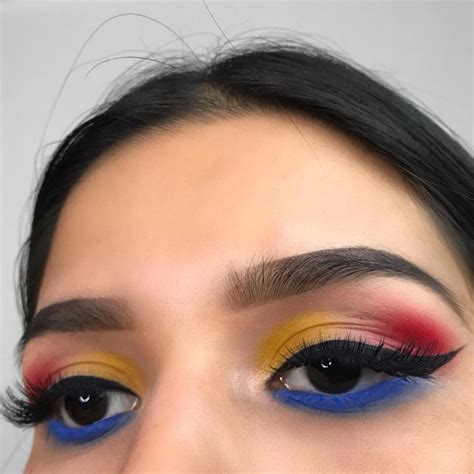Pin By Tanora Cadet On Makeup Bold Eye Makeup Colorful Eye Makeup