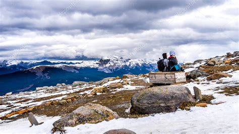 Dos Mujeres Mayores Disfrutando De La Vista En La Cima De La Montaña Whistlers En El Parque