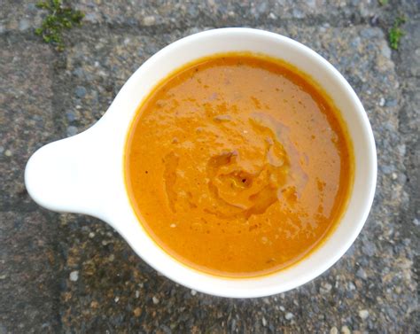 Verhit een scheutje olie in een (soep)pan en bak de bosuitjes en driekwart van de paddenstoelen circa 4 minuten. Tomaten-paprikasoep van geroosterde groenten | Geroosterde ...