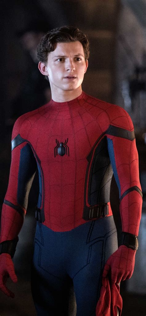 Полное имя — томас стэнли холланд (thomas stanley holland). 828x1792 Tom Holland As Spiderman In Far From Home ...
