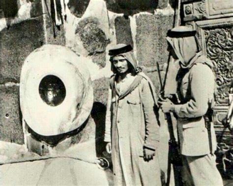 Dengan teknologi fox stack panorama, foto hajar aswad dikumpulkan dengan tingkat kejelasan yang berbeda untuk menghasilakn satu gambar dengan akurasi terbesar. A very old n rare picture of the Hajr al Aswad /kabah ...