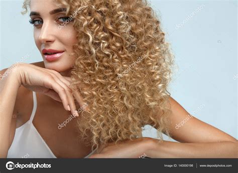 Perfect Hair Beautiful Woman Model With Long Blonde Curly Hair — Stock