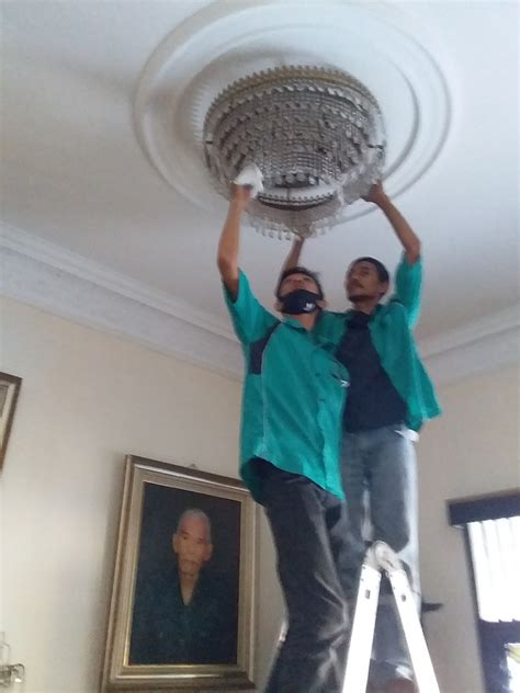 Saya jugak menyediakan perkhidmatan mencuci lampu kereta anda. cuci lampu kristal