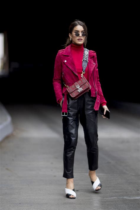 Welche Farbe passt zu Rot? | Streetstyles, Frühling straße ... Welche farben passen zusammen 18 gestaltung und stylingtipps.